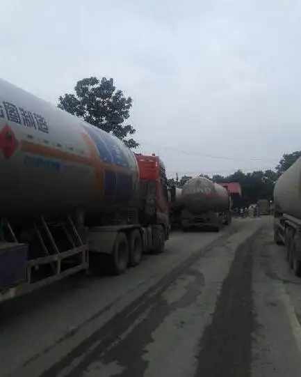 河南省三门峡市主城区首批液化气配送车投入运营